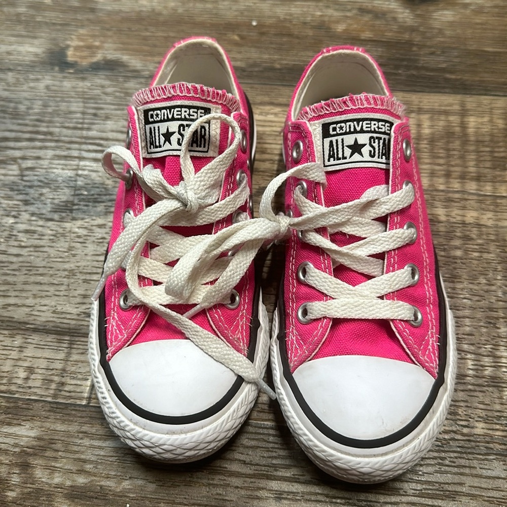 LIKE NEW Chuck Taylor Converse low tops PINK size 11